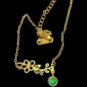 18 K Elegant Gold Floral Necklace with Green Gemstone